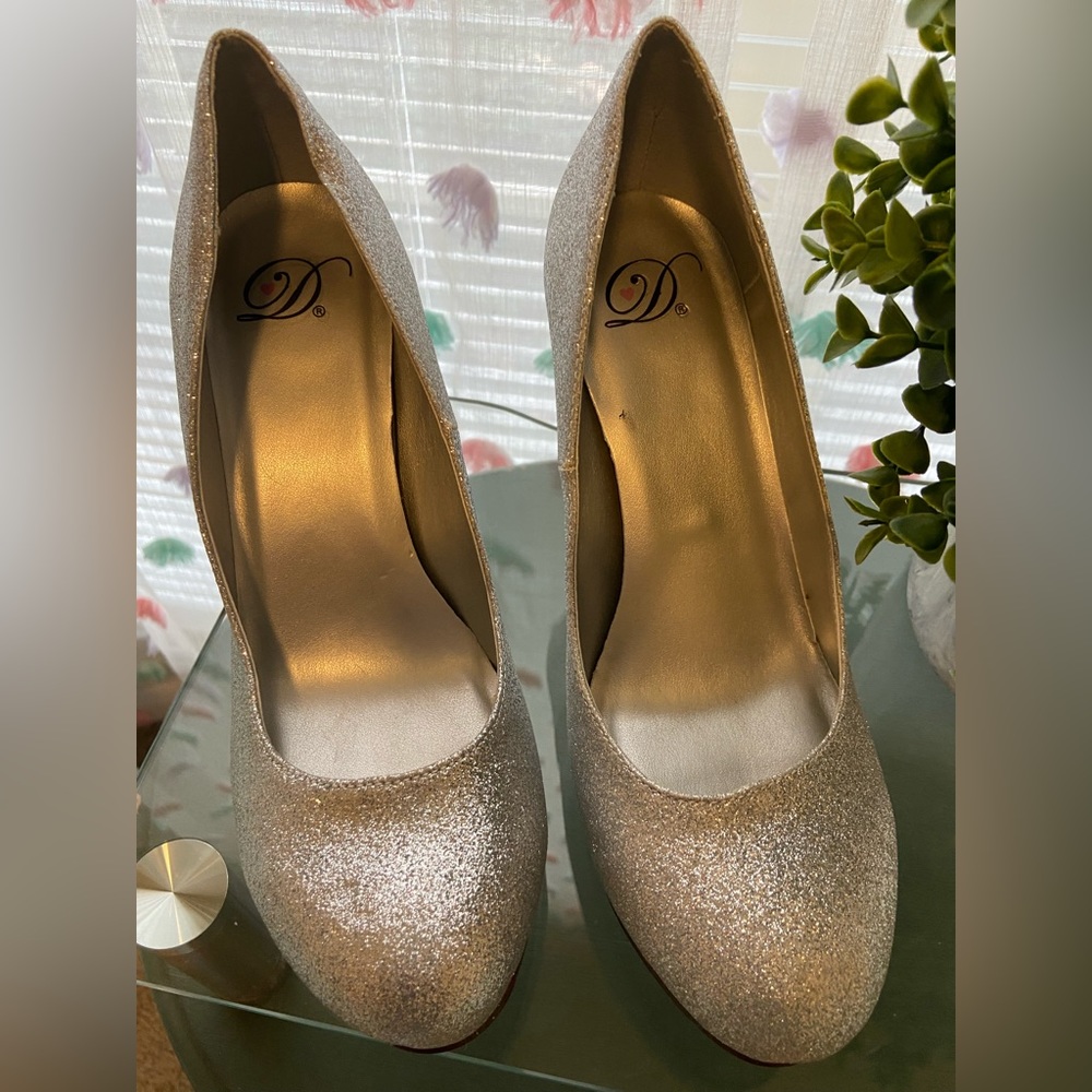Delicious women’s Eiffel glossy closed-toe platform pump, Silver Glitter, Size 8